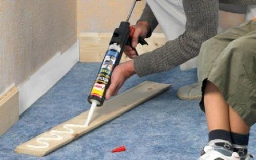 Как приклеить потолочный плинтус на жидкие гвозди. Как правильно выбрать клей под разные материалы потолочных плинтусов?