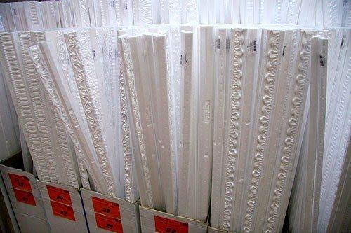 Как приклеить потолочный плинтус на жидкие гвозди. Как правильно выбрать клей под разные материалы потолочных плинтусов?