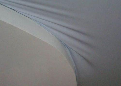 Как клеить потолочные багеты к натяжному потолку. Особенности отделки стыка натяжного потолка со стеной