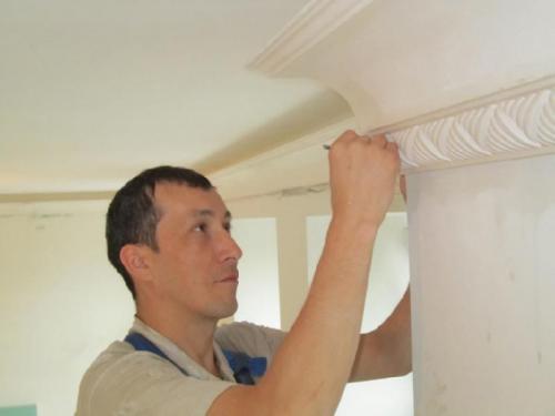 Как правильно клеить гипсовые багеты на потолок. Чем приклеить багет для потолка, чтобы не отвалился 30