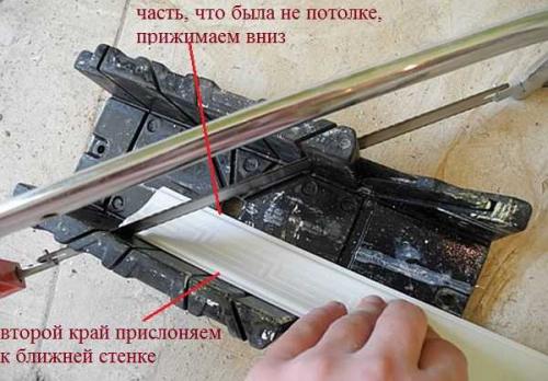 Потолочный плинтус углы. Использование стусла