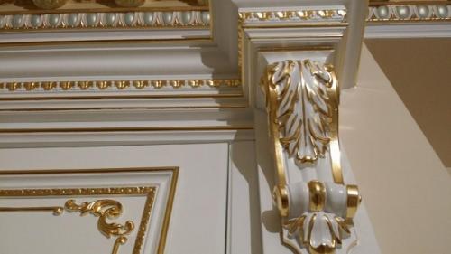 Как клеить гипсовую лепнину на потолок. Чем приклеить декоративную лепнину, чтобы не отвалилась