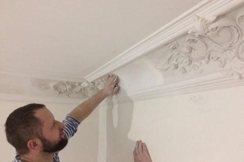 Как клеить гипсовую лепнину на потолок. Чем приклеить декоративную лепнину, чтобы не отвалилась