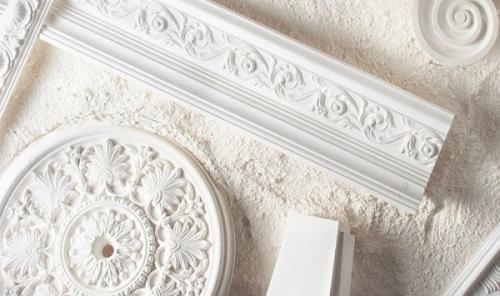 Как клеить гипсовую лепнину на потолок. Чем приклеить декоративную лепнину, чтобы не отвалилась