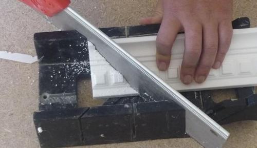 Как клеить багеты в углах. Углы потолочных плинтусов