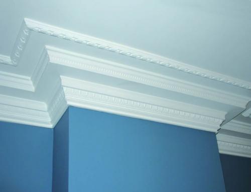 Чем клеить багеты из пенопласта. Как правильно приклеить потолочный плинтус из пенопласта