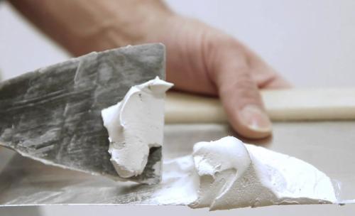 Чем клеить багеты из пенопласта. Как правильно приклеить потолочный плинтус из пенопласта