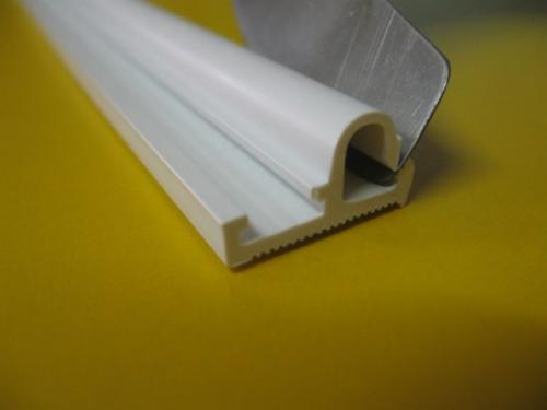 Нужен ли багет на натяжной потолок. Плинтус для натяжного потолка: 2 вида деталей для надёжности и красоты конструкции