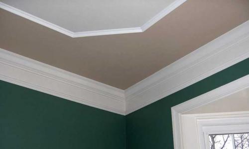 Как приклеить потолочный плинтус на жидкие гвозди. На что клеят потолочный плинтус: виды клеев