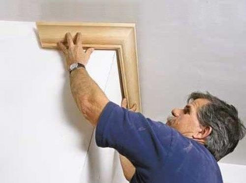 Как клеить потолочный плинтус на кривые стены. Как наклеить потолочный плинтус: виды багетов, расчет материала и подготовка поверхности, подрезка углов, наклеивание на стену и финишная отделка