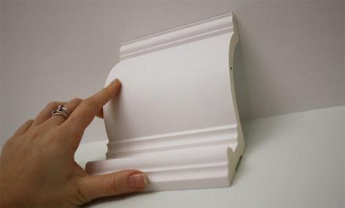 Как клеить потолочный плинтус на кривые стены. Как наклеить потолочный плинтус: виды багетов, расчет материала и подготовка поверхности, подрезка углов, наклеивание на стену и финишная отделка