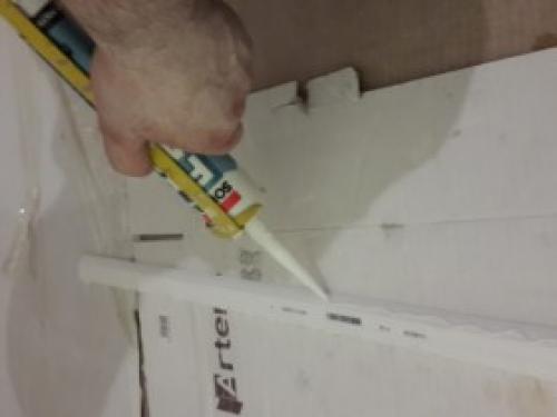 Как приклеить потолочный плинтус на круглый угол. Как вырезать угол потолочного галтеля внутренний и внешний с фото