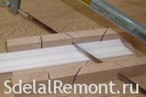 Как приклеить потолочный плинтус на круглый угол. Как вырезать угол потолочного галтеля внутренний и внешний с фото