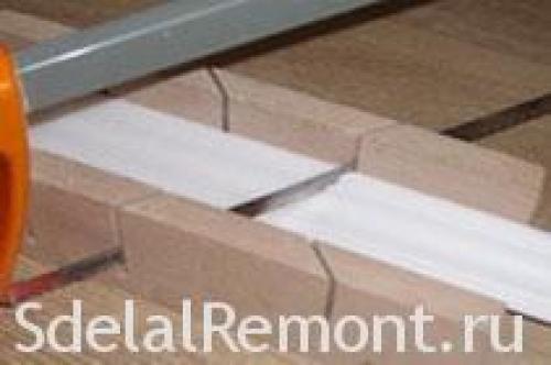 Как приклеить потолочный плинтус на круглый угол. Как вырезать угол потолочного галтеля внутренний и внешний с фото