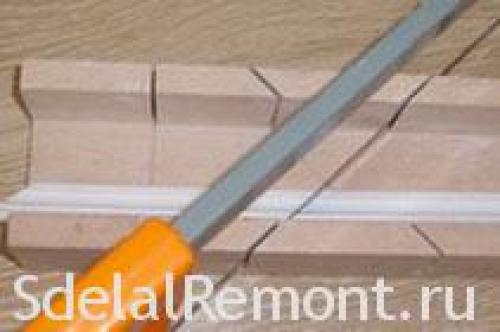 Как приклеить потолочный плинтус на круглый угол. Как вырезать угол потолочного галтеля внутренний и внешний с фото