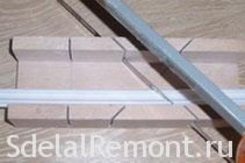 Как приклеить потолочный плинтус на круглый угол. Как вырезать угол потолочного галтеля внутренний и внешний с фото