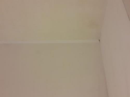 Как приклеить потолочный плинтус на круглый угол. Как вырезать угол потолочного галтеля внутренний и внешний с фото