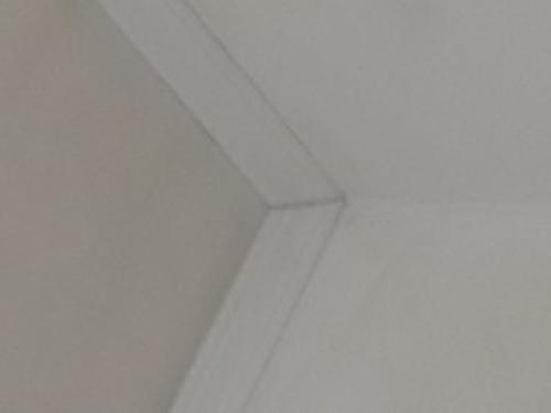 Как приклеить потолочный плинтус на круглый угол. Как вырезать угол потолочного галтеля внутренний и внешний с фото