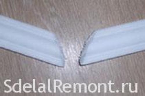 Как приклеить потолочный плинтус на круглый угол. Как вырезать угол потолочного галтеля внутренний и внешний с фото