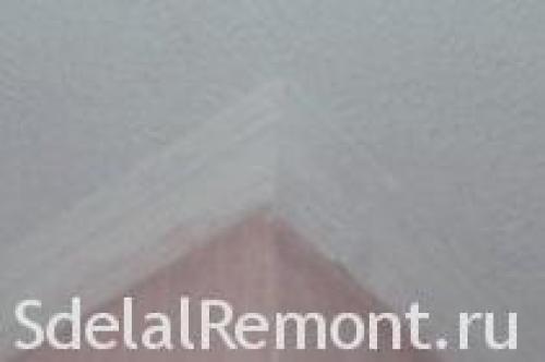 Как приклеить потолочный плинтус на круглый угол. Как вырезать угол потолочного галтеля внутренний и внешний с фото