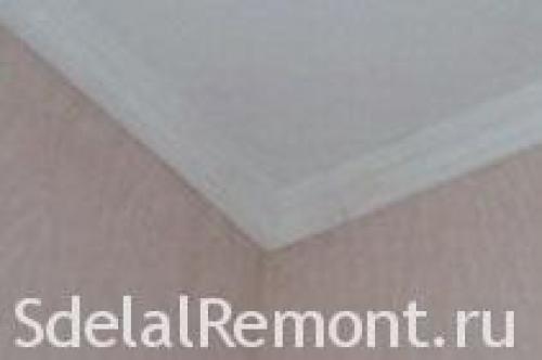 Как приклеить потолочный плинтус на круглый угол. Как вырезать угол потолочного галтеля внутренний и внешний с фото