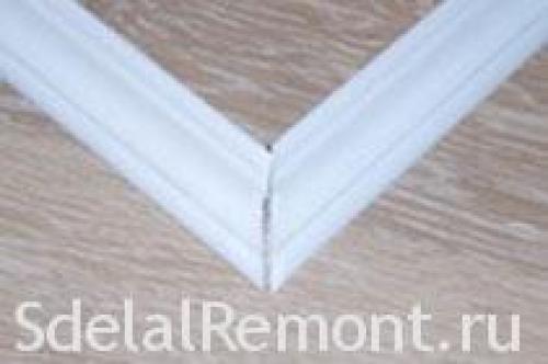 Как приклеить потолочный плинтус на круглый угол. Как вырезать угол потолочного галтеля внутренний и внешний с фото