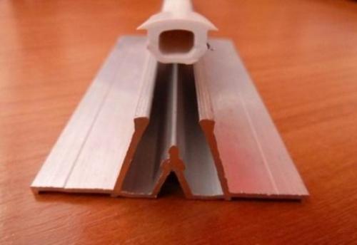 Стык плитки и натяжного потолка. Разнообразие декоративных заглушек