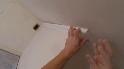 Как грамотно поклеить багеты на потолок. Как правильно клеить багет на потолок