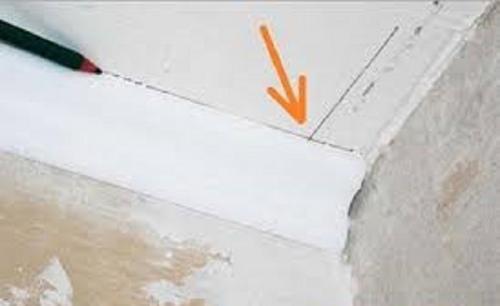 Как грамотно поклеить багеты на потолок. Как правильно клеить багет на потолок