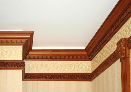Как правильно клеить потолочный плинтус на обои или на стену. Какой вид изделий выбрать?