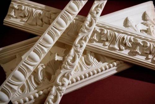 На что клеить потолочный плинтус из полиуретана. Как правильно выбрать клей под разные материалы потолочных плинтусов?