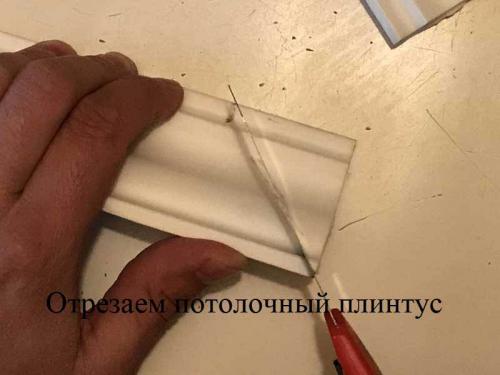Как приклеить потолочный плинтус перед карнизом. Монтаж потолочного плинтуса.