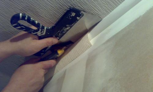 Как приклеить потолочный плинтус на различные поверхности. Как приклеить потолочный плинтус на окрашенные стены и потолок