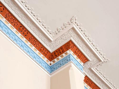 Как приклеить потолочный плинтус на различные поверхности. Как приклеить потолочный плинтус на окрашенные стены и потолок