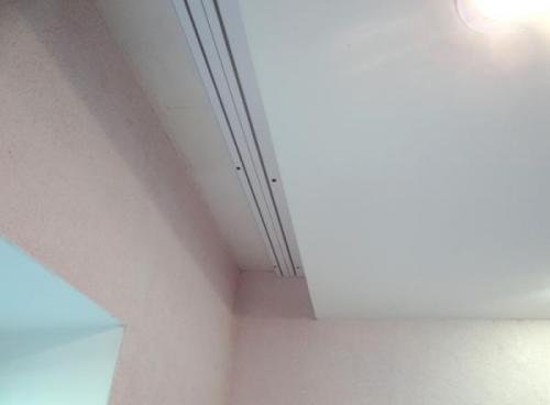 Натяжной потолок к оконной раме. 5 ошибок при монтаже натяжных потолков возле окон и дверных коробов