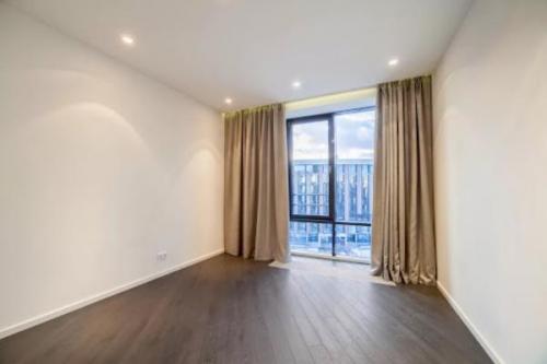 Натяжной потолок к оконной раме. 5 ошибок при монтаже натяжных потолков возле окон и дверных коробов