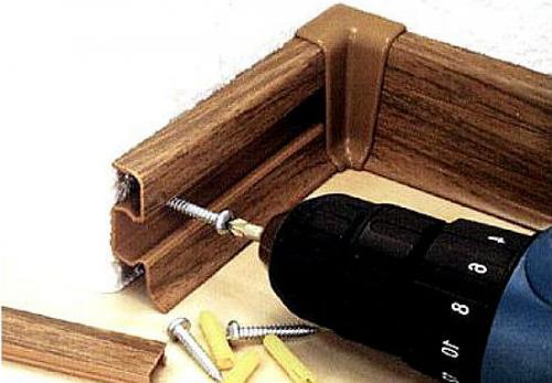 Как клеить обои под плинтус на полу. Как оторвать плинтусы