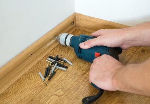 Как крепить плинтус без сверления. Монтаж пластикового плинтуса
