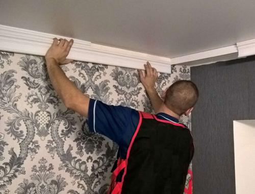 Правильно клеим потолочный плинтус на обои. Способы поклейки потолочного плинтуса 14