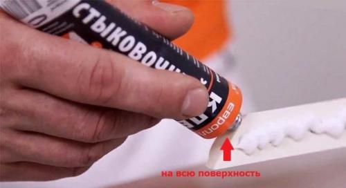 Как приклеить плинтус на пол. Как наносить клей на полиуретановый плинтус