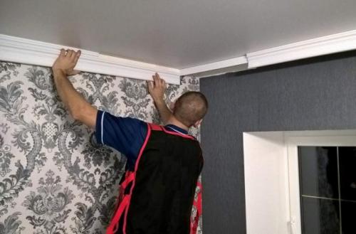 Можно ли клеить потолочный плинтус на обои. Когда галтель можно крепить на обои?