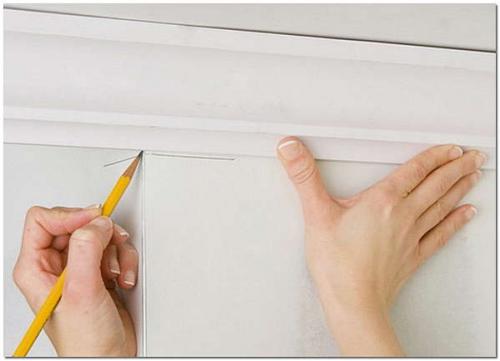 Правильно клеим потолочный плинтус на обои. Способы поклейки потолочного плинтуса