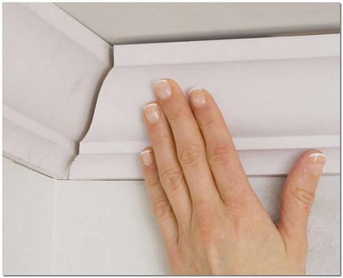 Правильно клеим потолочный плинтус на обои. Способы поклейки потолочного плинтуса