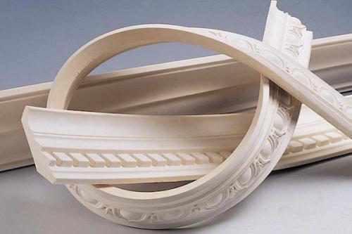 Можно ли клеить плинтус на обои. Какой вид изделий выбрать?