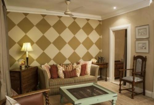 Как крепить багет к потолку. Как багеты клеить на обои