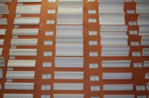 На что клеить потолочный плинтус из пенопласта. Выбор потолочного плинтуса