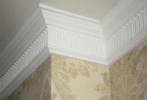 Можно ли клеить потолочный плинтус на пва. Чем приклеить потолочный плинтус – варианты средств и материалов