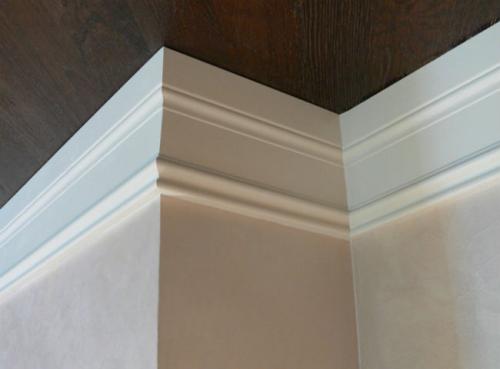 Можно ли клеить потолочный плинтус на пва. Чем приклеить потолочный плинтус – варианты средств и материалов