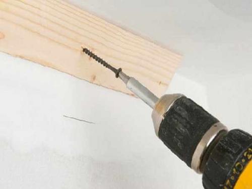 Как клеить потолочные плинтуса. Какой клей лучше? 02