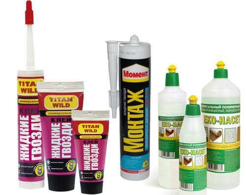 Чем приклеить потолочный плинтус к пластику. На что клеят потолочный плинтус: виды клеев